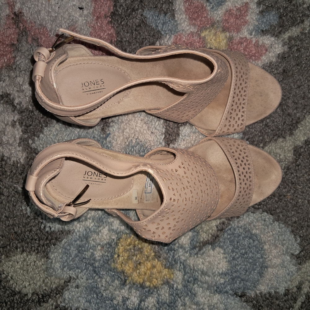 EUC Jones New York Cream Perforated Wedge Sandals 7.5 - Picture 7 of 7